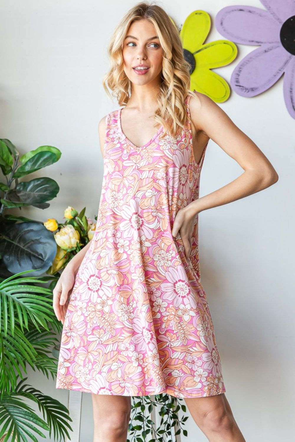 Heimish – Tank-Kleid in voller Größe mit Blumenmuster, V-Ausschnitt und Taschen