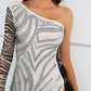 Kleid mit Zebra-Print, Strasssteinen und Schlitz an einer Schulter