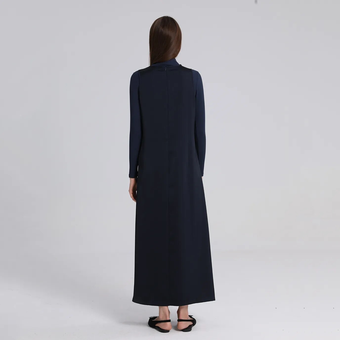Hochwertiges Damenkleid für Herbst 2024: Maxi-Satin mit V-Ausschnitt und geripptes Modal-Oberteil mit Rollkragen 