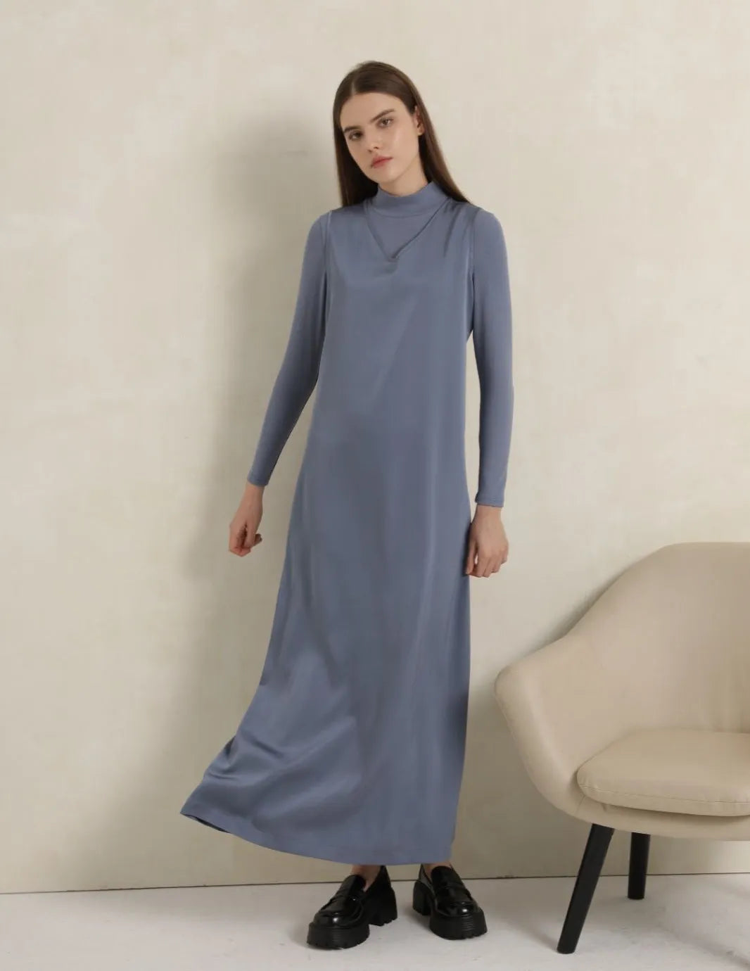 Robe femme de haute qualité automne 2024 : col en V en satin maxi et haut à col montant en modal côtelé 