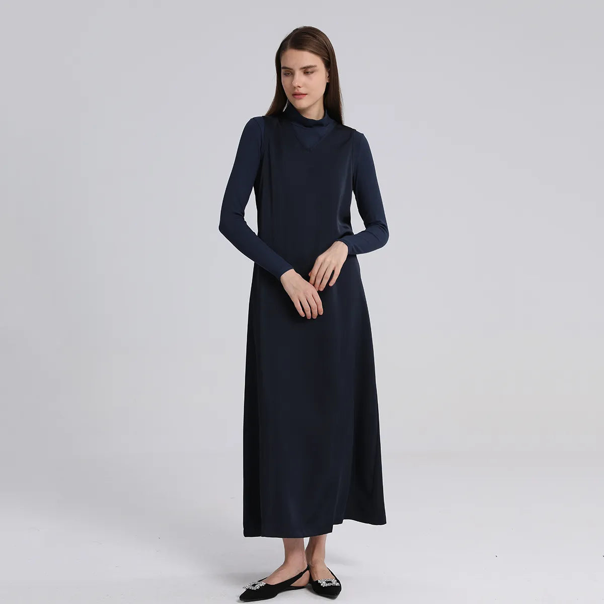 Hochwertiges Damenkleid für Herbst 2024: Maxi-Satin mit V-Ausschnitt und geripptes Modal-Oberteil mit Rollkragen 