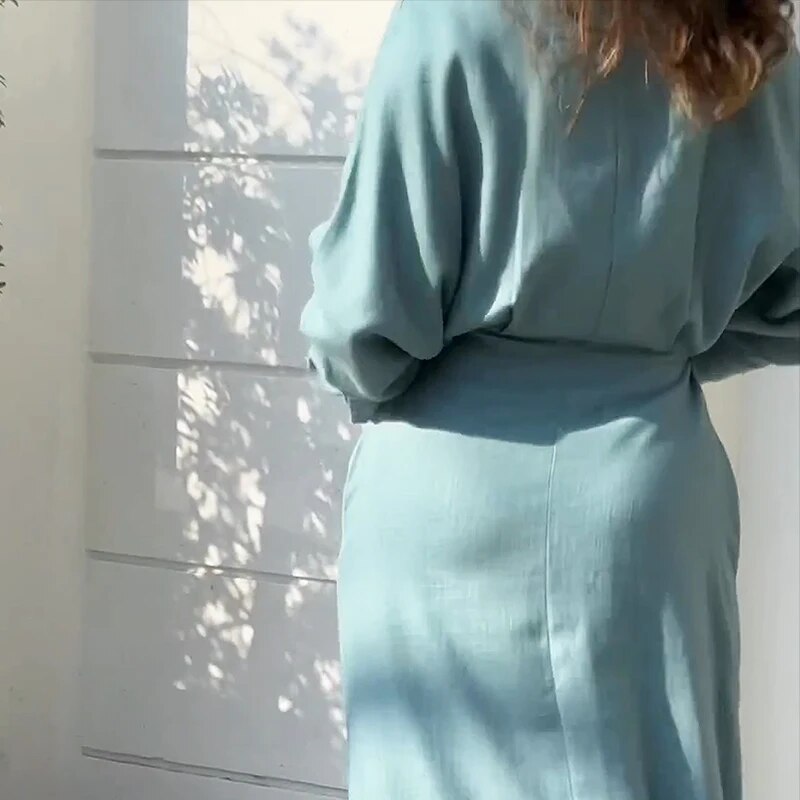 Einfarbiges Hemdblusenkleid mit V-Ausschnitt, Revers und Taschen – Langärmliges Kleid mit langem Rock für Damen 
