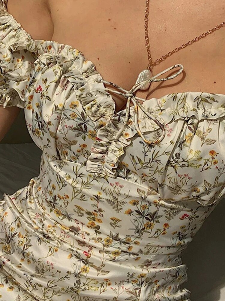 Sexy Sommerkleid mit Schnürung und seitlichem Schlitz: Maxikleid mit Blumenmuster, schulterfrei und Puffärmeln