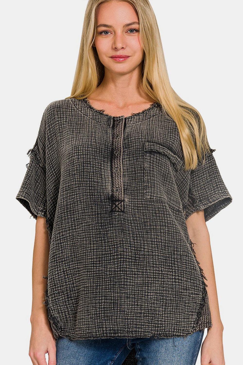 Zenana – T-Shirt mit halblangem Knopf und verwaschener Textur