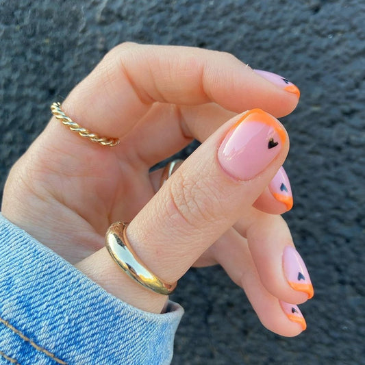 Presse Squoval courte orange en forme d’amour sur les ongles 