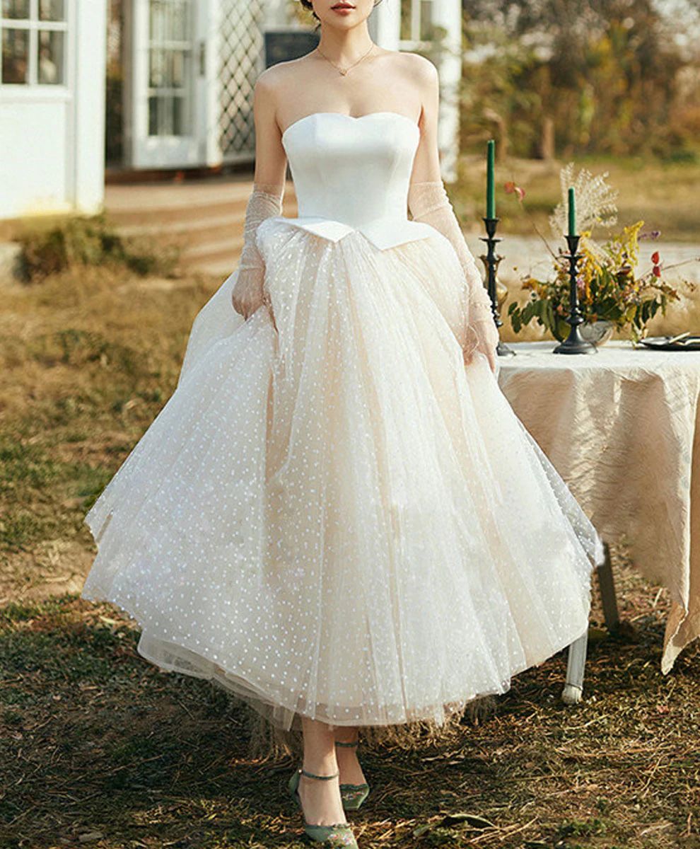 Kurzes Hochzeitskleid im Vintage-Stil der 50er Jahre mit Punkten