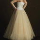 Robe de mariée courte à pois d'inspiration vintage des années 50