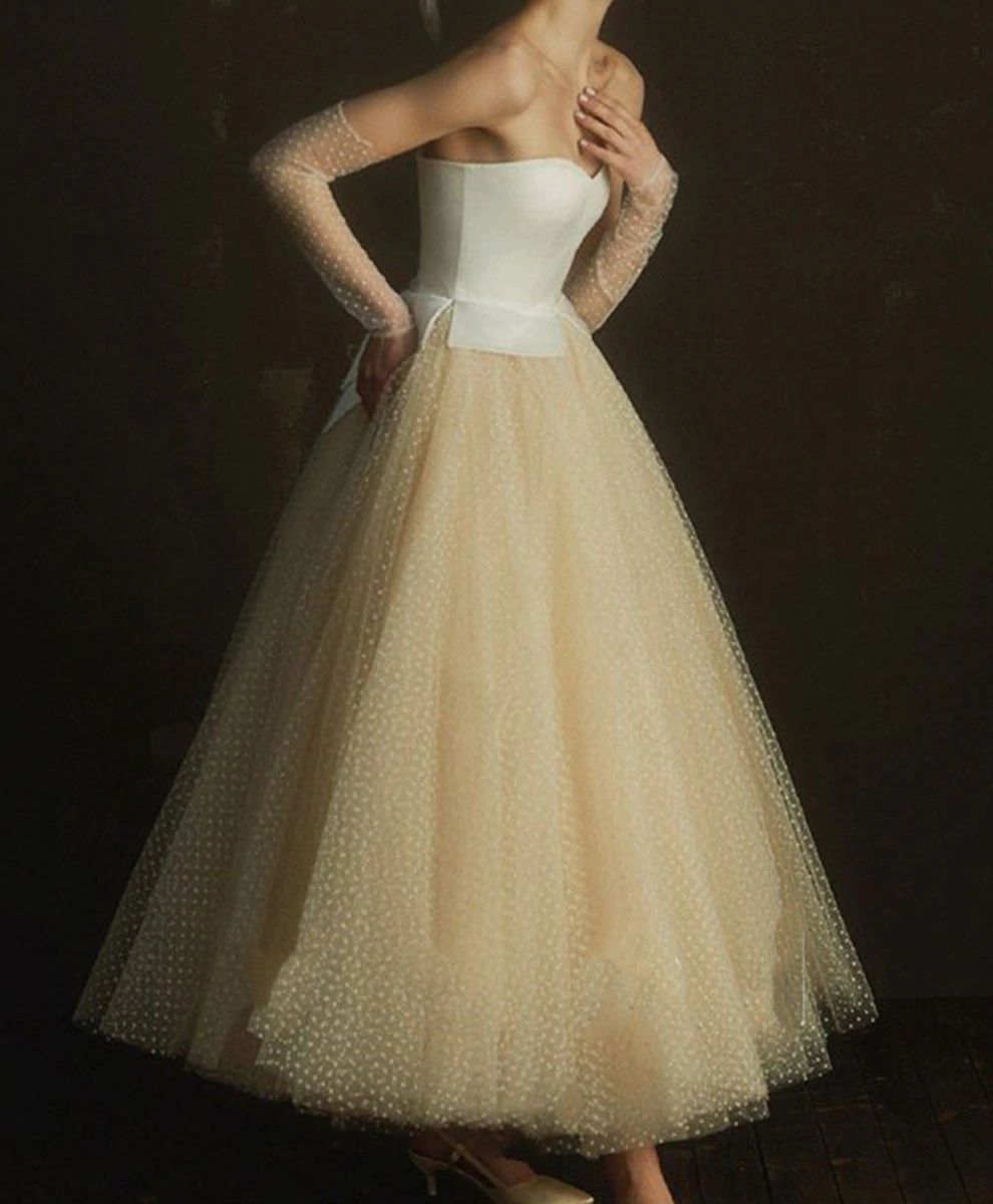 Robe de mariée courte à pois d'inspiration vintage des années 50