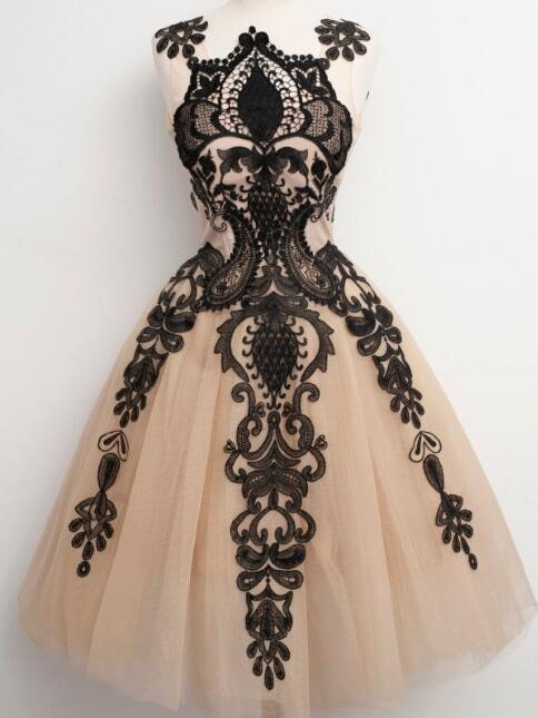 50er Jahre Stil Ballkleid, 50er Jahre Hochzeitskleid, Vintage Ballkleid, Champagner Ballkleid mit schwarzen Spitzenapplikationen, MA091