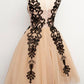 50er Jahre Stil Ballkleid, 50er Jahre Hochzeitskleid, Vintage Ballkleid, Champagner Ballkleid mit schwarzen Spitzenapplikationen, MA091