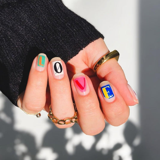 Mehrfarbige Buchstaben 'LOVE' Kurze Squoval Press On Nails 