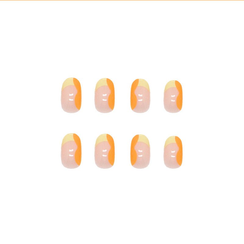 Bettycora – Orange, ovale Nägel mit zufälligen Wassertropfen 