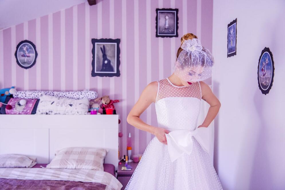 Preisgünstiges kurzes Rockabilly-Hochzeitskleid im Scheunenstil mit Punkten und Satineinfassung, Pin-Up-Hochzeitskleid im 50er-Jahre-Stil, 20110631 