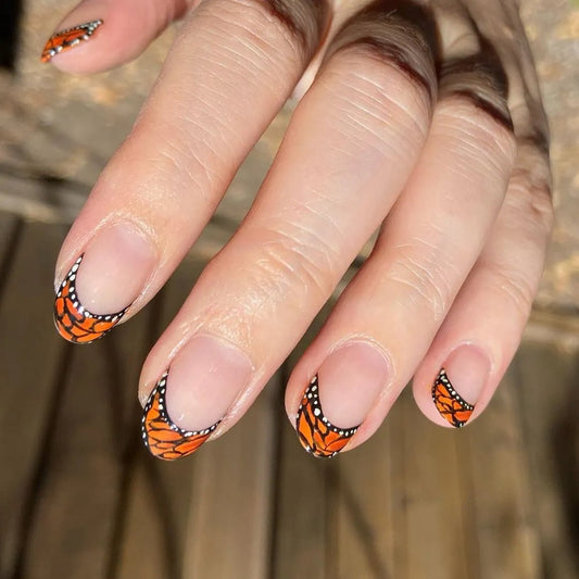 Presse ovale courte de Français de pointe de papillon orange sur des ongles 