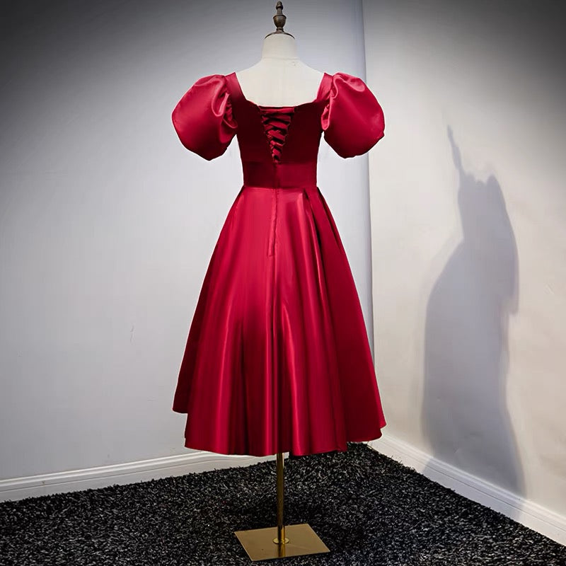 Robe de demoiselle d'honneur courte rouge d'inspiration vintage avec manches