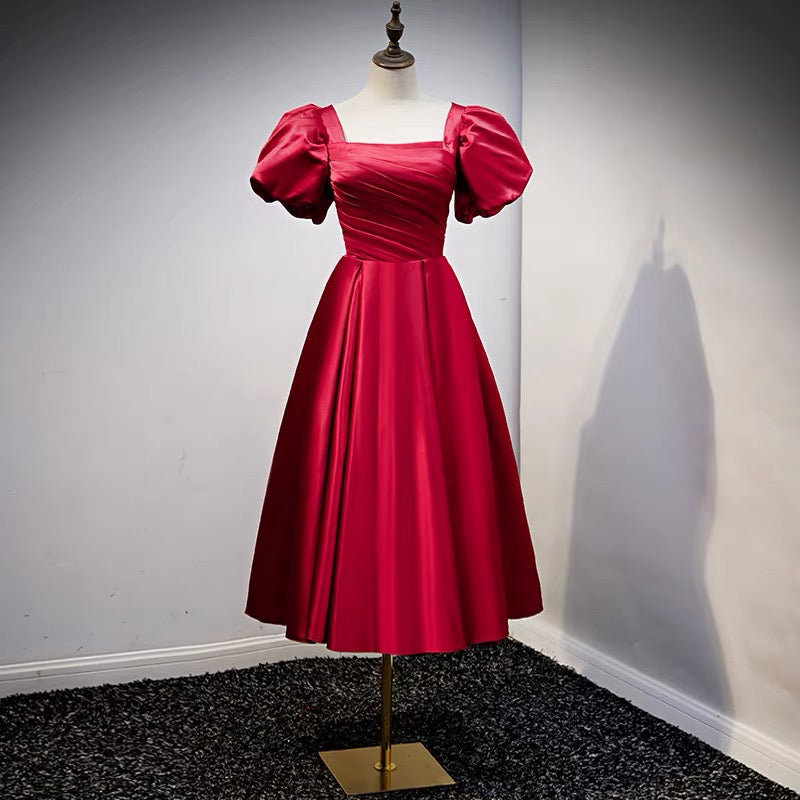Robe de demoiselle d'honneur courte rouge d'inspiration vintage avec manches