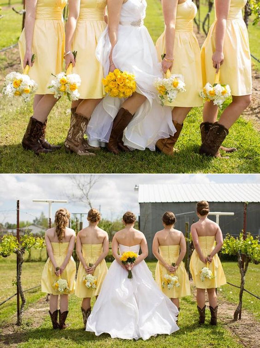 Robes de demoiselle d'honneur courtes sans bretelles de style campagnard jaune avec des bottes, 20081827 